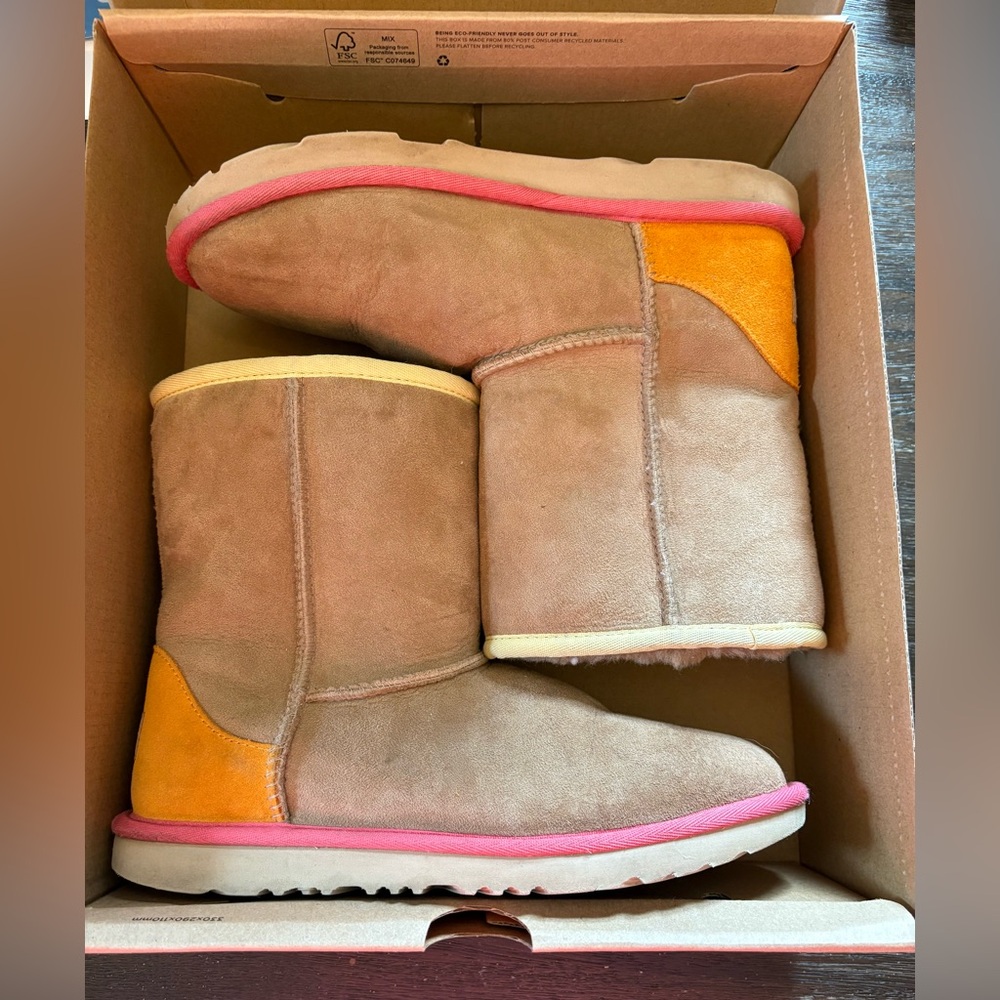 UGG authentic Kids Classic Short II Shearling tan orange short boot Size 6